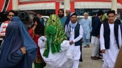 دلہنوں کے میک اپ اور خواتین کے پرفیوم استعمال کرنے کی ممانعت: افغان طالبان کا شادی و منگنی کی تقریبات کے لیے نیا ضابطہ اخلاق دلہنوں کے میک اپ اور خواتین کے پرفیوم استعمال کرنے کی ممانعت: افغان طالبان کا شادی و منگنی کی تقریبات کے لیے نیا ضابطہ اخلاق