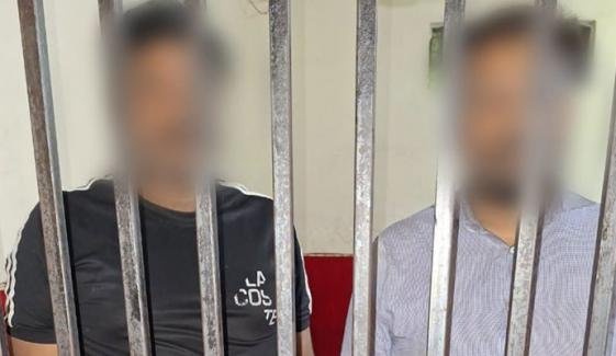 لاہور: شہری سے رشوت لیتے ہوئے حاضر سروس اور ایک سابق پولیس اہلکار گرفتار لاہور: شہری سے رشوت لیتے ہوئے حاضر سروس اور ایک سابق پولیس اہلکار گرفتار