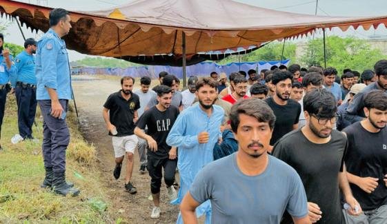 اسلام آباد پولیس بھرتی ٹیسٹ کے دوران امیدوار جان کی بازی ہار گیا اسلام آباد پولیس بھرتی ٹیسٹ کے دوران امیدوار جان کی بازی ہار گیا