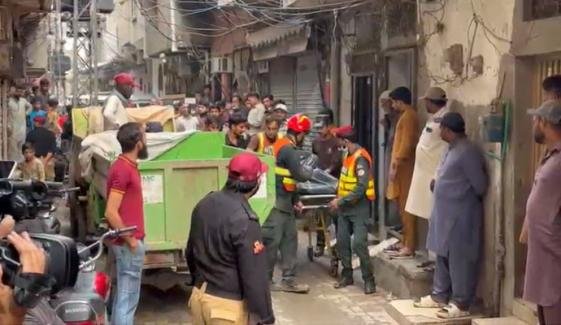 لاہور: باغبان پورہ میں مکان کی چھت گرنے سے 1 ہی خاندان کے 10 افراد جاں بحق لاہور: باغبان پورہ میں مکان کی چھت گرنے سے 1 ہی خاندان کے 10 افراد جاں بحق