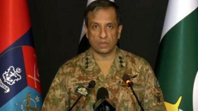 دہشت گردوں کو ہتھیار ڈالنے ہوں گے یا ہم انہیں ختم کردیں گے: ڈی جی آئی ایس پی آر
