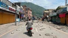 کشمیر الیکشن کے دوسرے مرحلے میں پولنگ جاری مگر مظفرآباد میں تناؤ: ’ووٹ اسے دیں گے جو ہمارے حق میں بولے گا‘