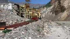 گلگت بلتستان کے دریاؤں سے سونا نکالنے کی دوڑ میں مصروف دیوہیکل مشینوں کو خطرہ کیوں قرار دیا جا رہا ہے؟