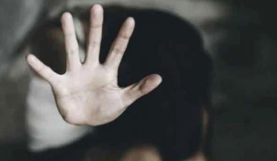 شکارپور: 9 سالہ بچی سے زیادتی، ملزم کی گرفتاری کیلئے پولیس کے چھاپے