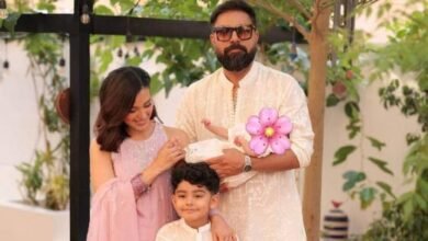 اقرا عزیز نے بیٹی صوفیہ کا چہرہ پہلی بار مداحوں کو دکھا دیا