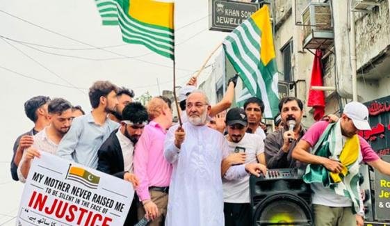 سابق سینیٹر مشتاق احمد 3 روزہ جسمانی ریمانڈ پر پولیس کے حوالے سابق سینیٹر مشتاق احمد 3 روزہ جسمانی ریمانڈ پر پولیس کے حوالے