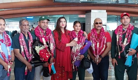 کامن ویلتھ گیمز میں پاکستان کیلئے واحد میڈل جیتنے والی باکسر فاطمہ زہرہ وطن واپس پہنچ گئیں کامن ویلتھ گیمز میں پاکستان کیلئے واحد میڈل جیتنے والی باکسر فاطمہ زہرہ وطن واپس پہنچ گئیں