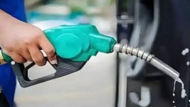 پیٹرول 3 روپے 39 پیسے اور ڈیزل 4 روپے 7 پیسے فی لیٹر سستا کردیا گیا پیٹرول 3 روپے 39 پیسے اور ڈیزل 4 روپے 7 پیسے فی لیٹر سستا کردیا گیا