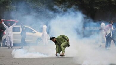 کراچی: پی ٹی آئی کارکنوں کا پتھراؤ، پولیس کی شیلنگ، بد ترین ٹریفک جام کراچی: پی ٹی آئی کارکنوں کا پتھراؤ، پولیس کی شیلنگ، بد ترین ٹریفک جام