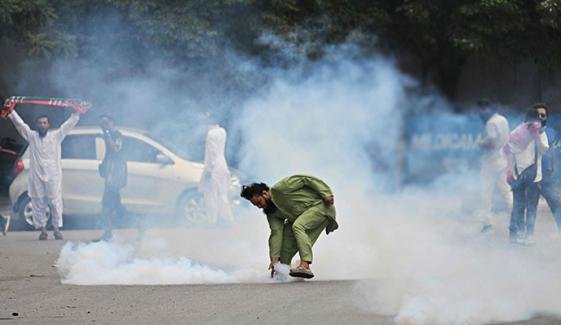 کراچی: پی ٹی آئی کارکنوں کا پتھراؤ، پولیس کی شیلنگ، بد ترین ٹریفک جام کراچی: پی ٹی آئی کارکنوں کا پتھراؤ، پولیس کی شیلنگ، بد ترین ٹریفک جام