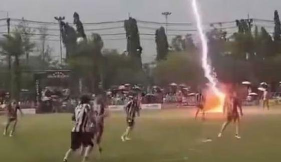 تھائی لینڈ: فٹبال کے سیمی فائنل میچ کے دوران کھلاڑی پر آسمانی بجلی گر گئی تھائی لینڈ: فٹبال کے سیمی فائنل میچ کے دوران کھلاڑی پر آسمانی بجلی گر گئی
