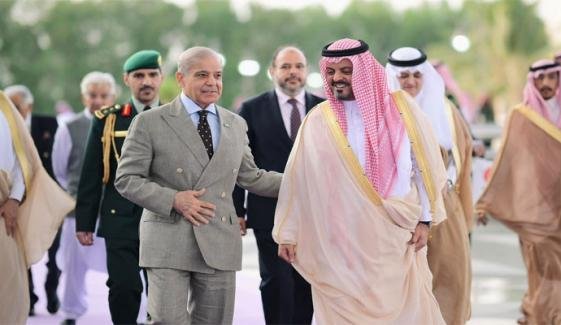 وزیراعظم شہباز شریف سعودی عرب پہنچ گئے وزیراعظم شہباز شریف سعودی عرب پہنچ گئے