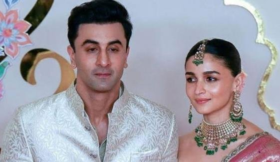 عالیہ بھٹ نے 93.9 ملین ڈالر کی برانڈ ویلیو کیساتھ اپنے شوہر کو بھی پیچھے چھوڑ دیا عالیہ بھٹ نے 93.9 ملین ڈالر کی برانڈ ویلیو کیساتھ اپنے شوہر کو بھی پیچھے چھوڑ دیا