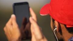 نیا موبائل فون لینے کا جنون اور قصور میں نوجوان کا ’خود کو گولی مارنے‘ کا واقعہ